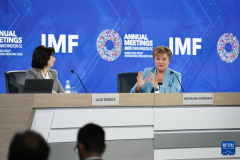 <b>币基金组织（IMF）总裁格奥尔基耶娃（左）正在</b>